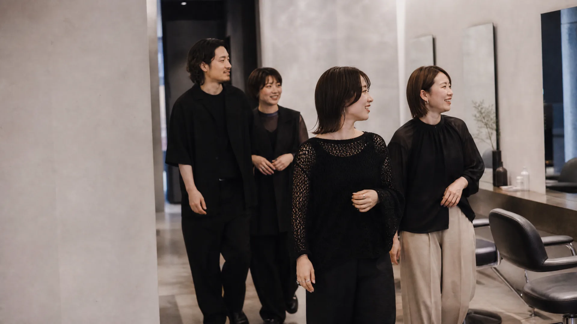 自然に会話するTIME GROUPのサロンチーム(制作時仮画像)